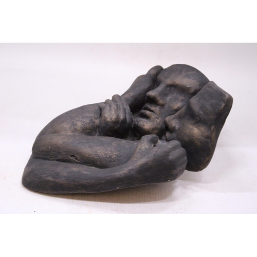 159 - A RESIN SCULPTURE OF A COUPLE, HEIGHT 30CM