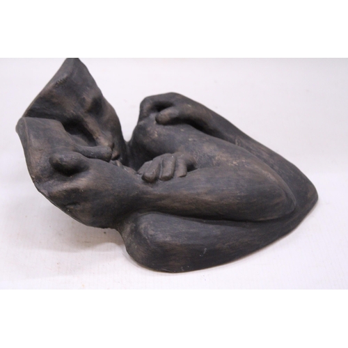 159 - A RESIN SCULPTURE OF A COUPLE, HEIGHT 30CM