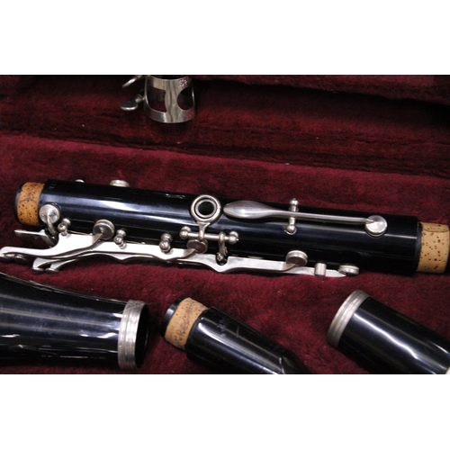 165 - A BOXED QUALITY SELMER CLARINET