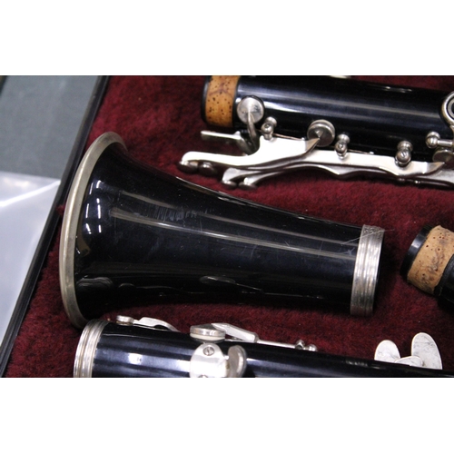 165 - A BOXED QUALITY SELMER CLARINET