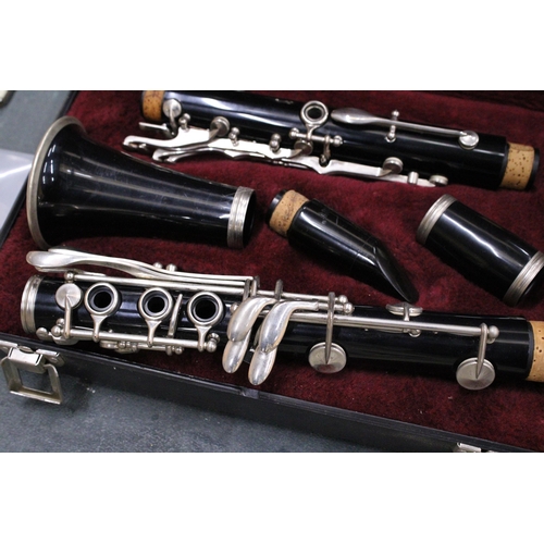 165 - A BOXED QUALITY SELMER CLARINET