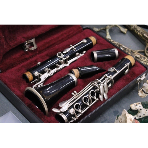 165 - A BOXED QUALITY SELMER CLARINET