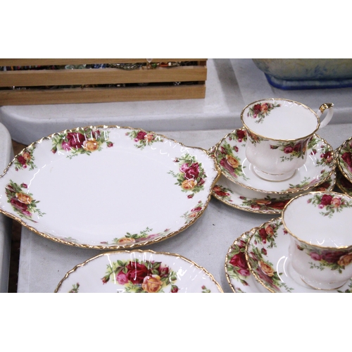 188 - A QUANTITY OF ROYAL ALBERT OLD COUNTRY ROSES TO INCLUDE CAKE PLATE, TEACUPS, SAUCERS, SIDE PLATES, E... 