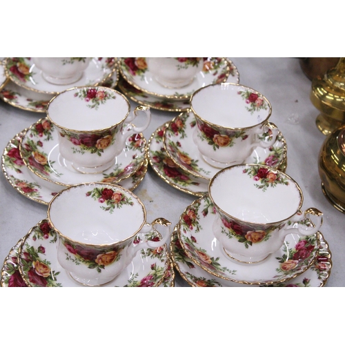 188 - A QUANTITY OF ROYAL ALBERT OLD COUNTRY ROSES TO INCLUDE CAKE PLATE, TEACUPS, SAUCERS, SIDE PLATES, E... 