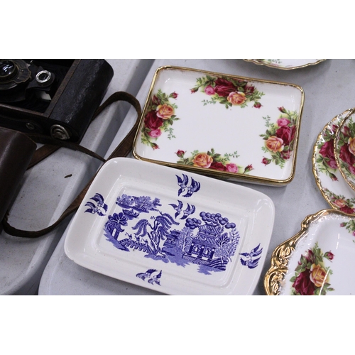 188 - A QUANTITY OF ROYAL ALBERT OLD COUNTRY ROSES TO INCLUDE CAKE PLATE, TEACUPS, SAUCERS, SIDE PLATES, E... 