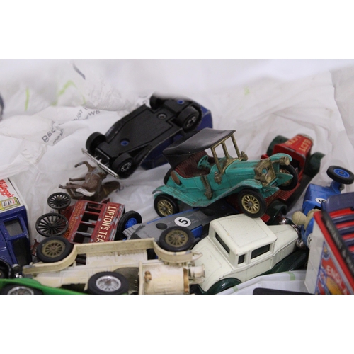 362 - A COLLECTION OF UNBOXED DIE-CAST VINTAGE STYLE CARS AND VANS TO INCLUDE LLEDO, MATCHBOX, CORGI, ETC