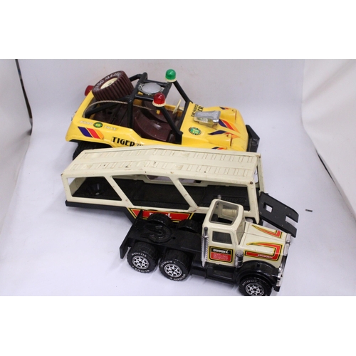 370 - A LARGE VINTAGE TIN PLATE BUDDY L CAR TRANSPORTER TRUCK PLUS A 1970'S KUANG MEI BATTERY OPERATED BEA... 