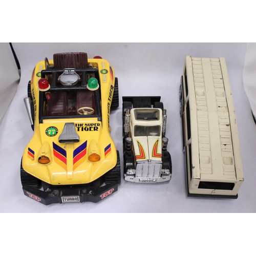 370 - A LARGE VINTAGE TIN PLATE BUDDY L CAR TRANSPORTER TRUCK PLUS A 1970'S KUANG MEI BATTERY OPERATED BEA... 