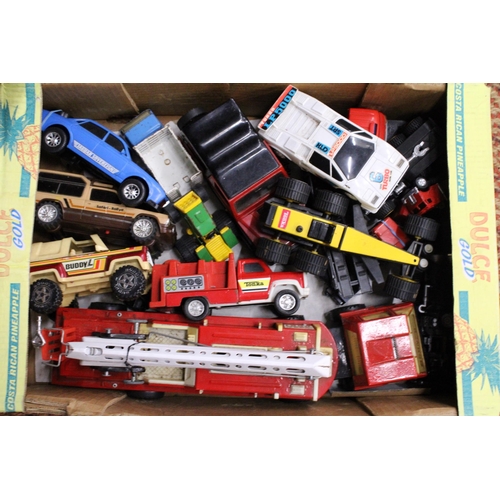 371 - A LARGE QUANTITY OF VINTAGE TIN PLATE AND PLASTIC TOY CARS AND TRUCKS