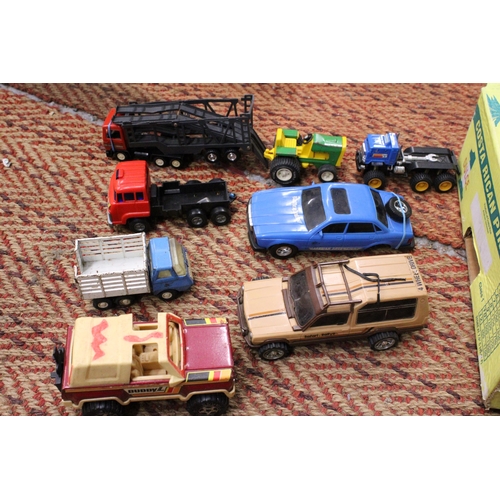 371 - A LARGE QUANTITY OF VINTAGE TIN PLATE AND PLASTIC TOY CARS AND TRUCKS