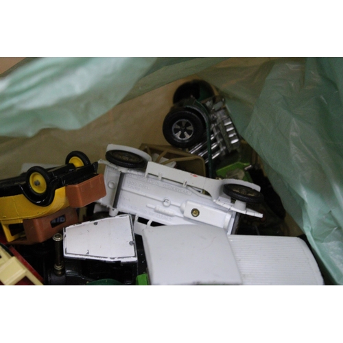 390 - A COLLECTION OF DIE-CAST VINTAGE STYLE VANS AND CARS, LLEDO, MATCHBOX, CORGI, ETC