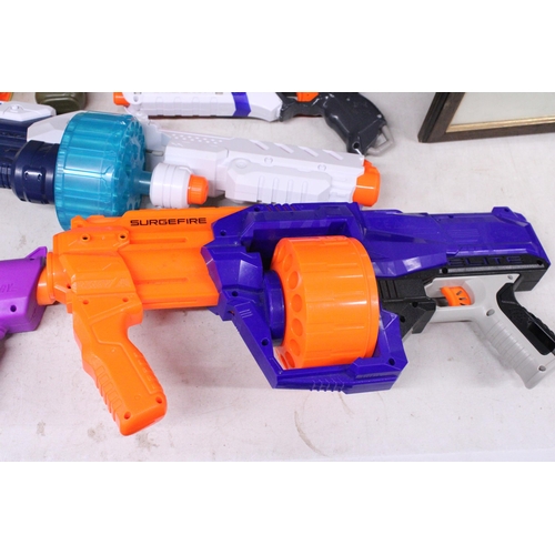 489 - A QUANTITY OF TOY GUNS TO INCLUDE NERF SUPER SOAKER