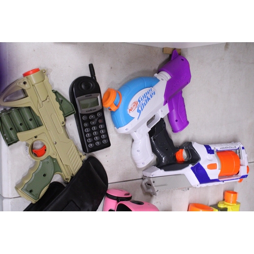 489 - A QUANTITY OF TOY GUNS TO INCLUDE NERF SUPER SOAKER