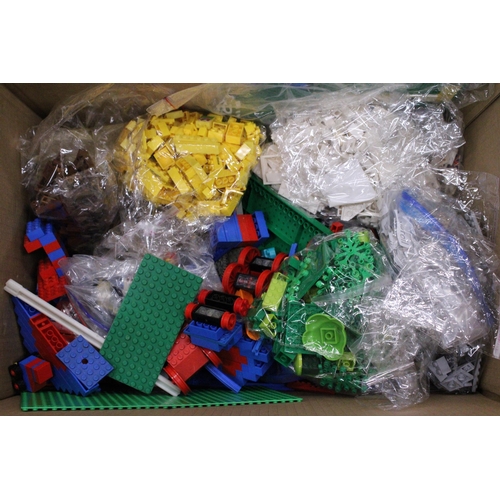 551A - A LARGE QUANTITY OF LEGO TO INCLUDE BRICKS, ACCESSORIES, BOOKLETS, ETC - ALL IN COLOUR CODED BAGS