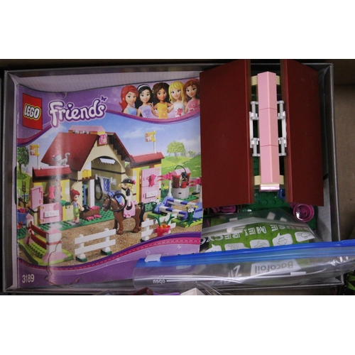 552A - A COLLECTION OF LEGO FRIENDS KITS AND LOOSE PIECES