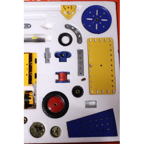 563 - A MECCANO MOTORISED ELECTRONIC SET