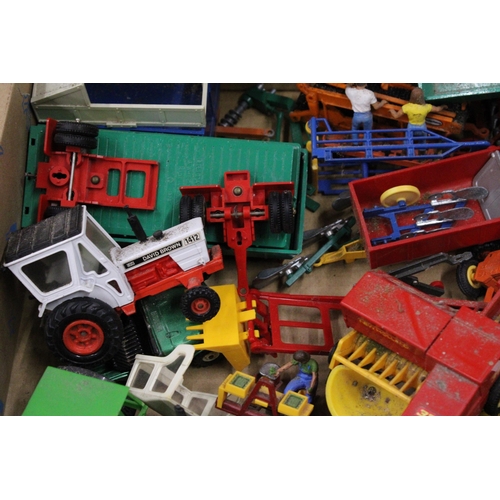 595A - A COLLECTION OF VINTAGE FARM TOYS TO INCLUDE TRACTORS, TRAILERS, ACCESSORIES, ETC - BRITAINS, CORGI,... 