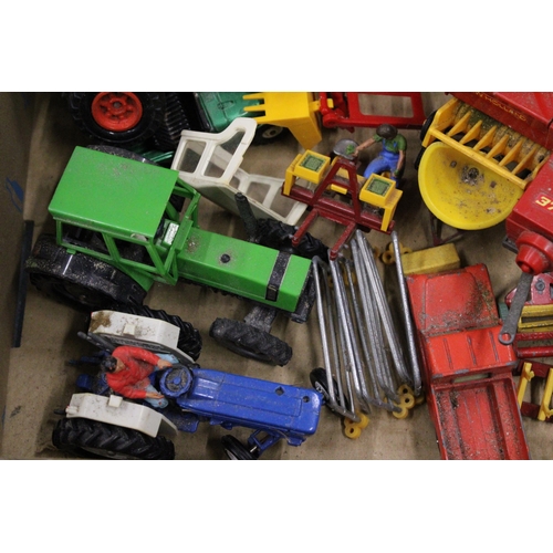 595A - A COLLECTION OF VINTAGE FARM TOYS TO INCLUDE TRACTORS, TRAILERS, ACCESSORIES, ETC - BRITAINS, CORGI,... 