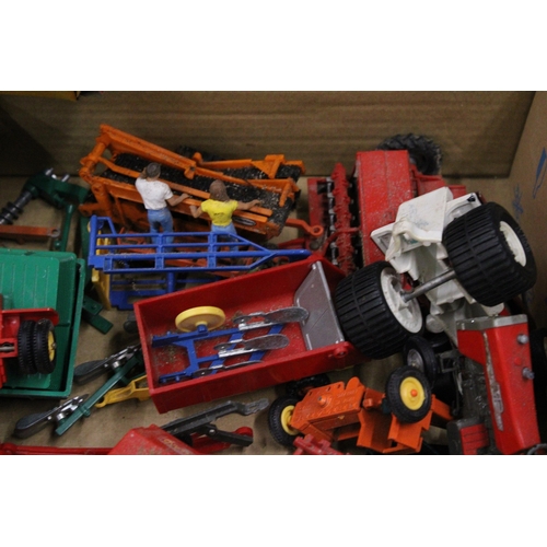 595A - A COLLECTION OF VINTAGE FARM TOYS TO INCLUDE TRACTORS, TRAILERS, ACCESSORIES, ETC - BRITAINS, CORGI,... 