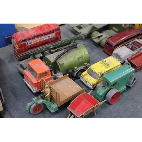 597 - SEVEN VINTAGE DINKY VEHICLES TO INCLUDE A JOHNSTON ROAD SWEEPER, STEAM ROLLER, MOTOCART, WHEEL BARRO... 