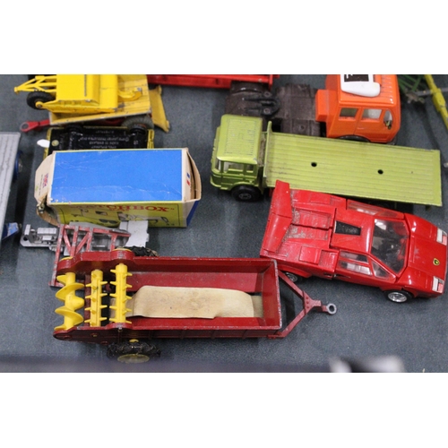 598A - A QUANTITY OF VINTAGE DIE-CAST VEHICLES TO INCLUDE A MATCHBOX ANIMAL TRANSPORTER, DAF TRUCK, TRAILER... 