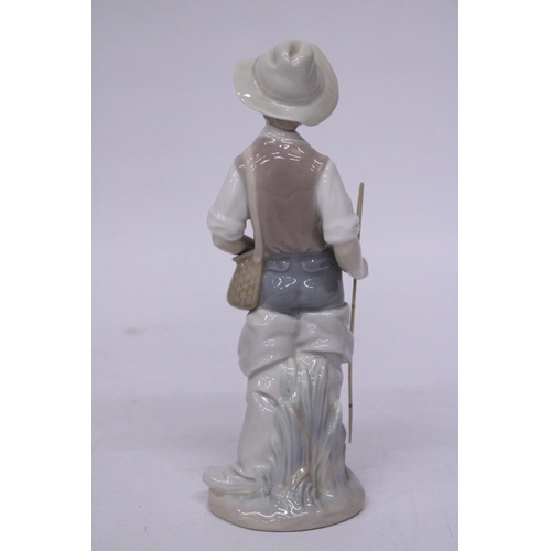 836 - A LLADRO FIGURE OF A BOY GOING FISHING