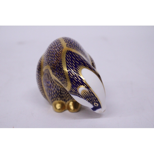 854 - A ROYAL CROWN DERBY BADGER WITH GOLD STOPPER