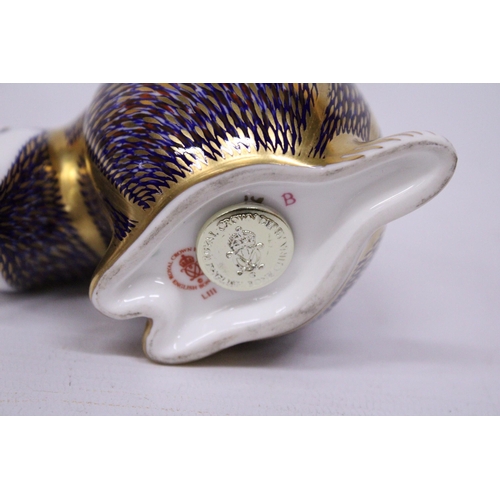 854 - A ROYAL CROWN DERBY BADGER WITH GOLD STOPPER