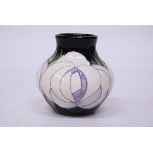 857 - A MOORCROFT 8 CM WHITE ROSE VASE