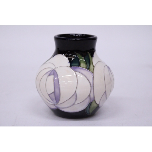 857 - A MOORCROFT 8 CM WHITE ROSE VASE