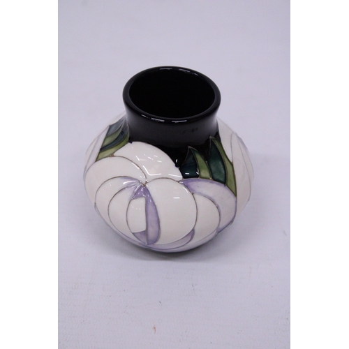 857 - A MOORCROFT 8 CM WHITE ROSE VASE