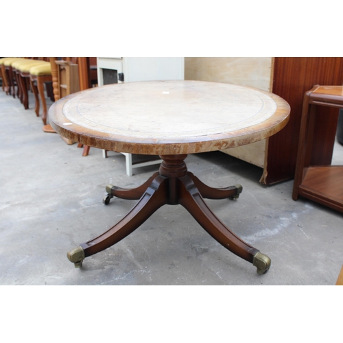 2824 - AN OVAL MAHOGANY COFFEE TABLE WITH INSET LEATHER TOP ON PEDESTAL BASE, 48