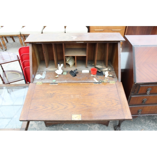 2946 - AN EARLY 20TH CENTURY OAK BUREAU WITH FOUR DRAWERS TO BASE, 32