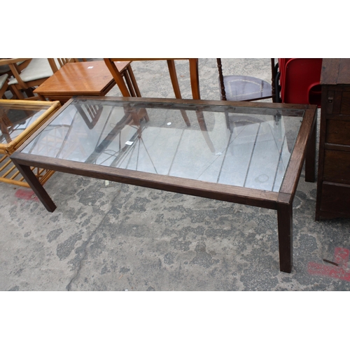 2947 - AN OAK FRAMED COFFEE TABLE WITH INSET GLASS TOP, 57