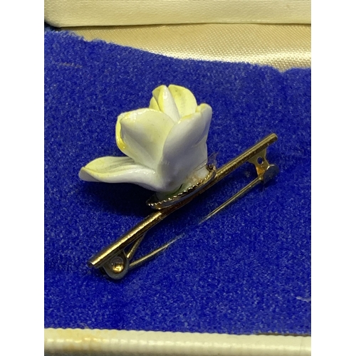 605 - AN AYNSLEY BROOCH IN ORIGINAL PRESENTATION BOX