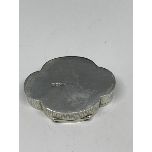 623 - A MARKED SILVER TRINKET/PILL BOX WITH BLUE ENAMEL DECORATION