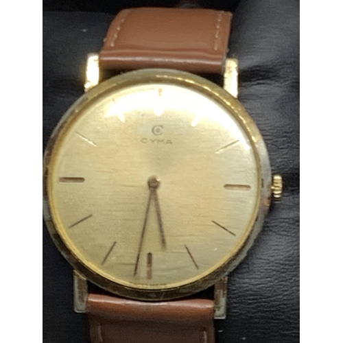 654 - A VINTAGE CYMA GOLD PLATED WRISTWATCH WITH LEATHER STRAP IN A PRESENTATION BOX, SEEN WORKING BUT NO ... 