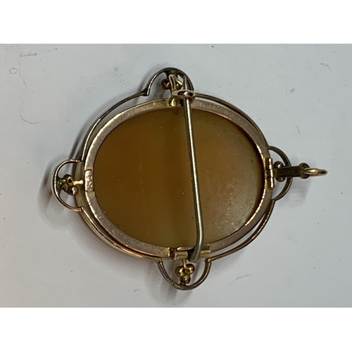 683 - A MARKED 9 CARAT GOLD CAMEO BROOCH/PENDANT