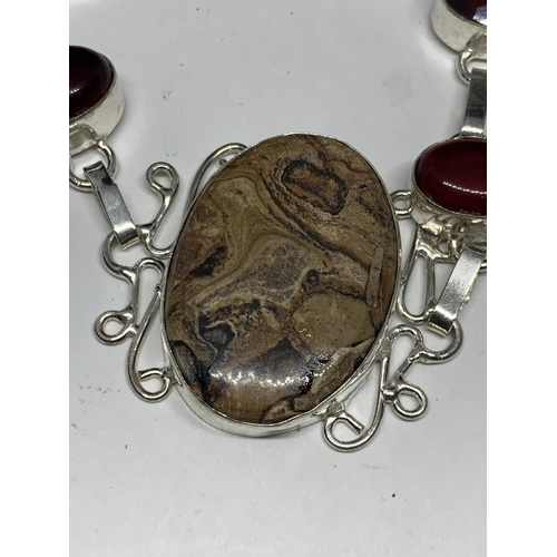 696 - A MARKED SILVER BRACELET WITH JASPER STONE IN A PRESENTATION BOX