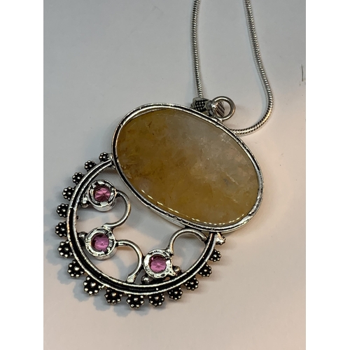 707 - A MARKED 925 SILVER NECKLACE AND PENDANT WITH LEMON AGATE AND PINK STONES