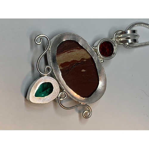 709 - A MARKED SILVER NECKLACE AND MULTI STONE AGATE PENDANT