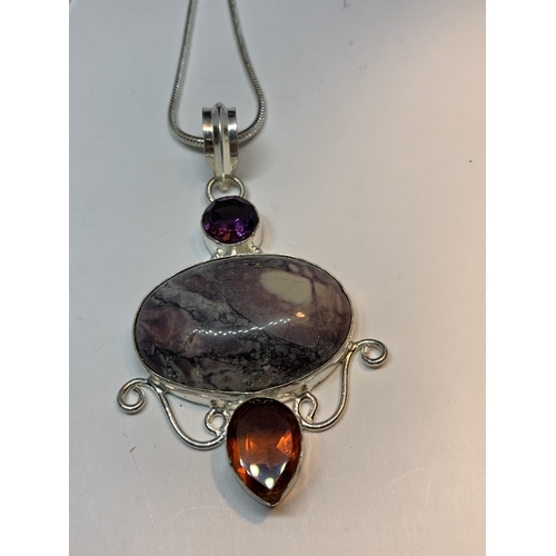 712 - A MARKED SILVER NECKLACE AND PENDANT WITH AGATE AND CITRINE