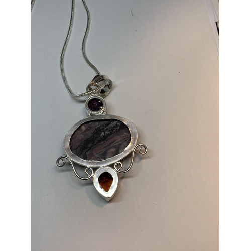 712 - A MARKED SILVER NECKLACE AND PENDANT WITH AGATE AND CITRINE