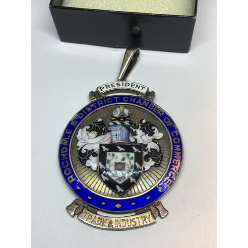 715 - A LARGE HALLMARKED BIRMINGHAM SILVER AND ENAMEL ROCHDALE AND DISTRICT CHAMBER OF COMMERCE TRADE AND ... 