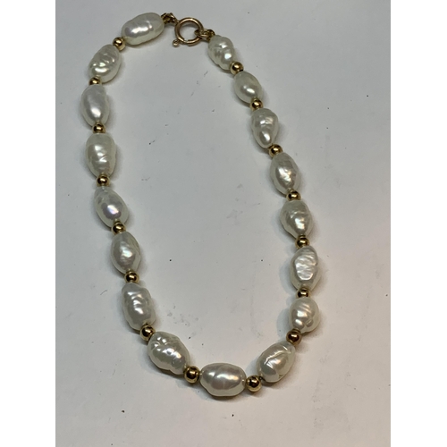 722 - A GLACIER PEARL BRACELET IN A PRESENTATION BOX