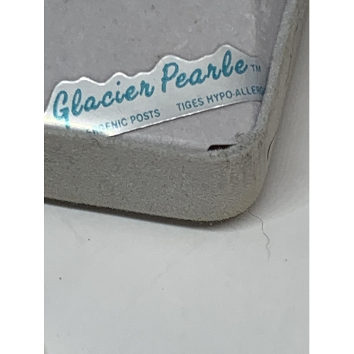 722 - A GLACIER PEARL BRACELET IN A PRESENTATION BOX