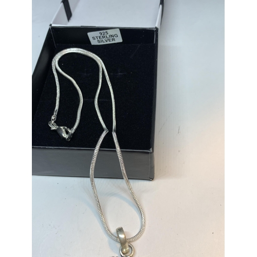 723 - A MARKED SILVER NECKLACE WITH JASPER PENDANT IN A PRESENTATION BOX