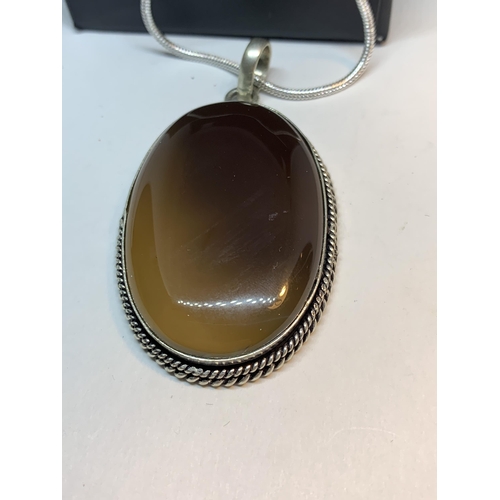 723 - A MARKED SILVER NECKLACE WITH JASPER PENDANT IN A PRESENTATION BOX