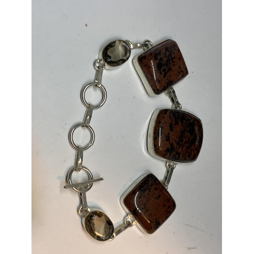 724 - A MARKED SILVER AND OBISDIAN STONE BRACELET IN A PRESENTATION BOX