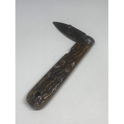 729 - A VINTAGE POCKET KNIFE